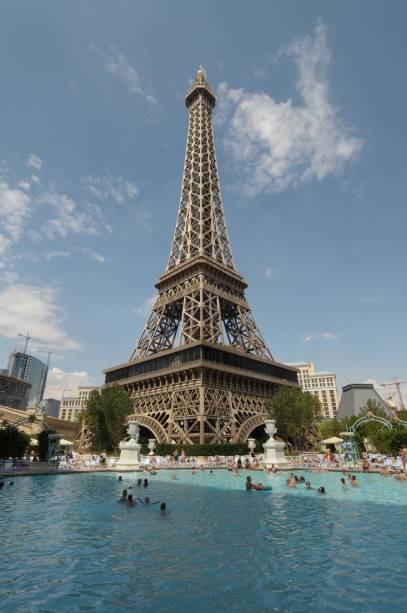 O hotel parisiense em Las Vegas tem uma réplica da Torre Eiffel adornando a fachada do local