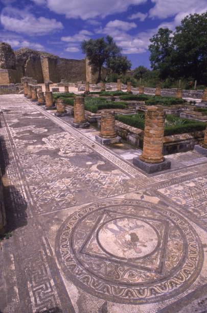 Ruínas romanas podem ser vistas em Conímbriga.  Uma das principais atrações é a rua de paralelepípedos de calcário com vestígios de carros romanos