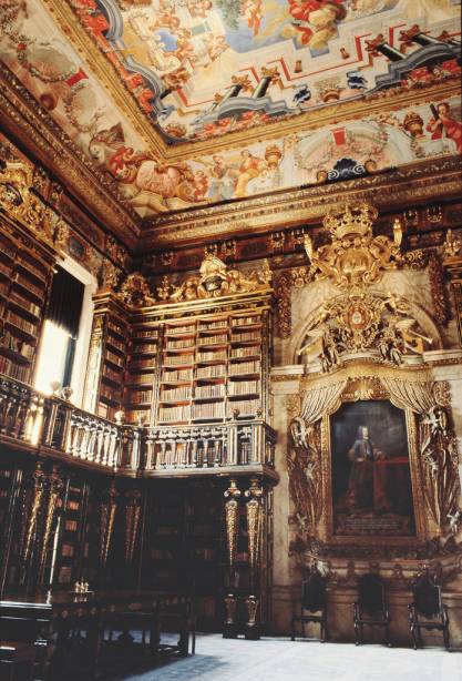 A Biblioteca Joanina da Universidade de Coimbra reúne mais de 250.000 obras.  Coberto de ouro e jacarandá, belos afrescos adornam o teto