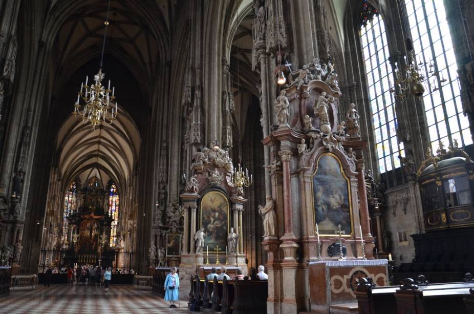 A Catedral de Estêvão domina o centro de Viena.  Se eus altares e capelas góticas e suas grandes dimensões verticais fazem dela um dos ícones mais poderosos da capital austríaca.