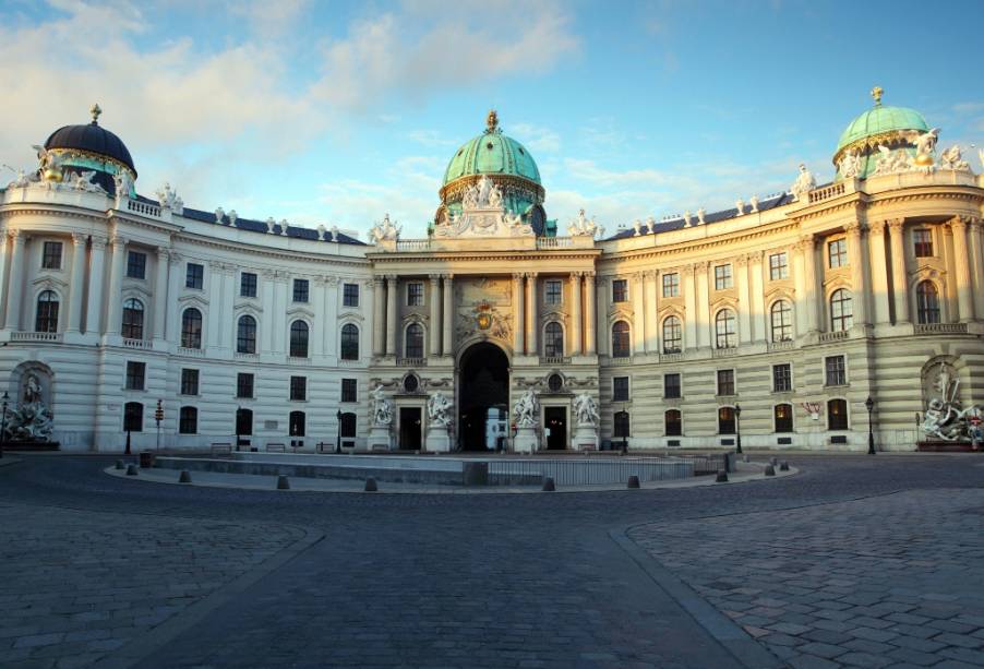 O portão Michaelerplatz dá acesso aos Salões Imperiais de Hofburg e à Escola Espanhola de Cavalaria