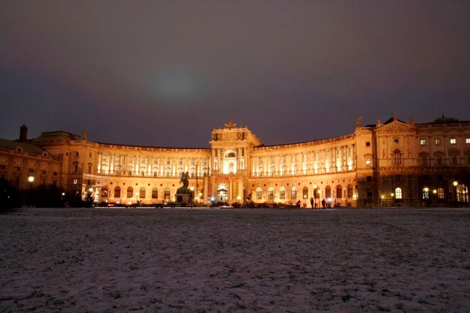 O Grand Hofburg, o palácio de inverno dos Habsburgos, é um enorme complexo de edifícios estatais, consistindo em áreas residenciais, estábulos, museus, capelas, escolas e escritórios dedicados à burocracia governamental.  Uma das áreas mais famosas são os elegantes salões de baile