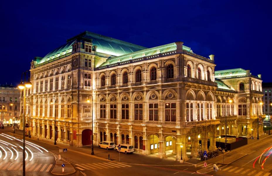 A Wiener Oper, a Ópera Estatal de Viena, foi construída no século 19 e muito danificada durante a Segunda Guerra Mundial.  Se eus pilotos incluem nomes como Gustav Mahler e Herbert von Karajan