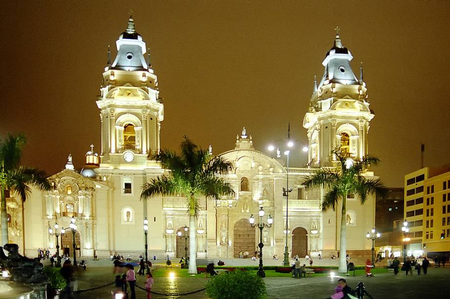 Inaugurada em 1538, a Catedral de Lima no Peru foi inaugurada com arquitetura barroca em 1538 e já foi reconstruída várias vezes devido aos terremotos que assolaram o país.  Apesar de tudo, mantém o seu encanto e merece uma visita detalhada graças aos seus mosaicos