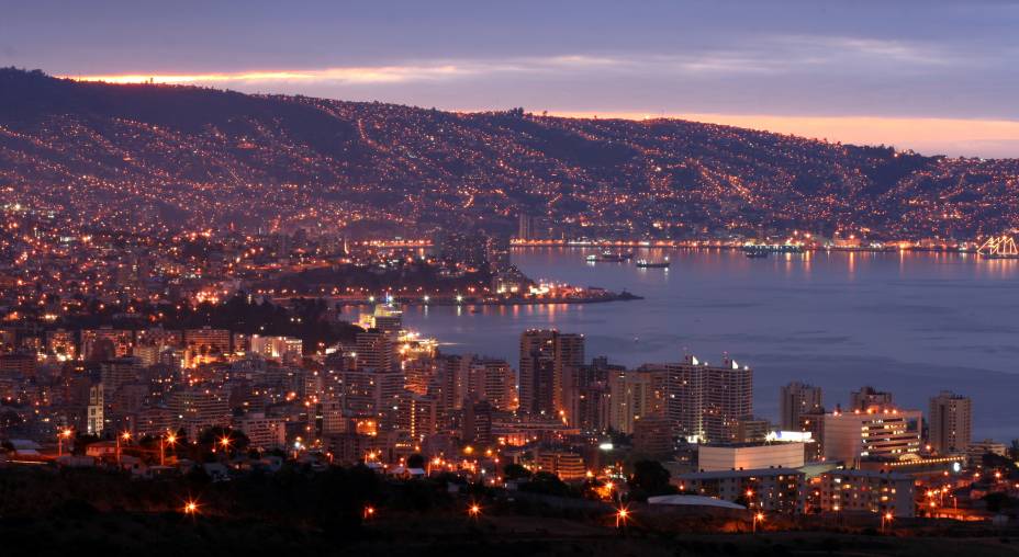 Valparaíso, junto com Viña del Mar, é a principal cidade portuária do Chile, onde os turistas procuram as famosas faixas de areia para rastejar ao sol.