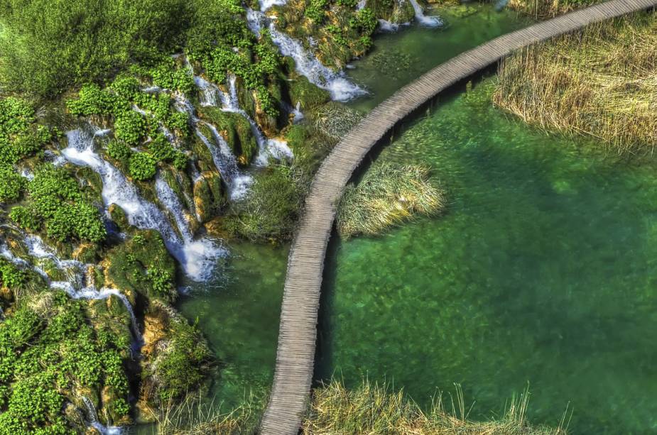 Algumas áreas do Parque Nacional dos Lagos de Plitvice podem ser visitadas no verão, enquanto outras estão fechadas ao público no inverno.
