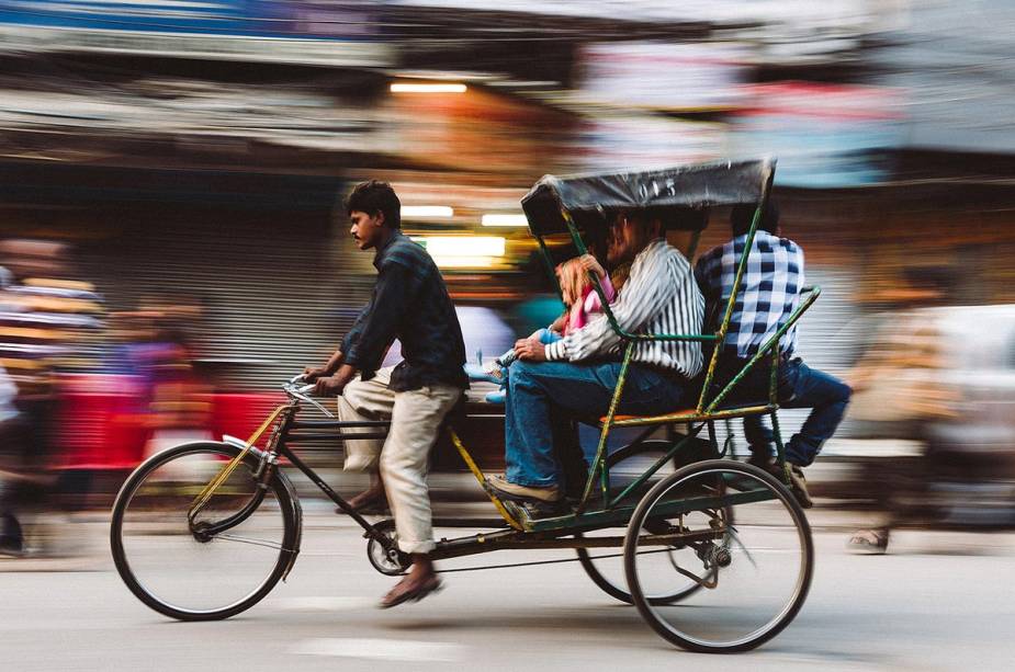 Um meio de transporte comum na cidade (e muitos outros na Índia) é o rikishá, o táxi dirigido por pessoas