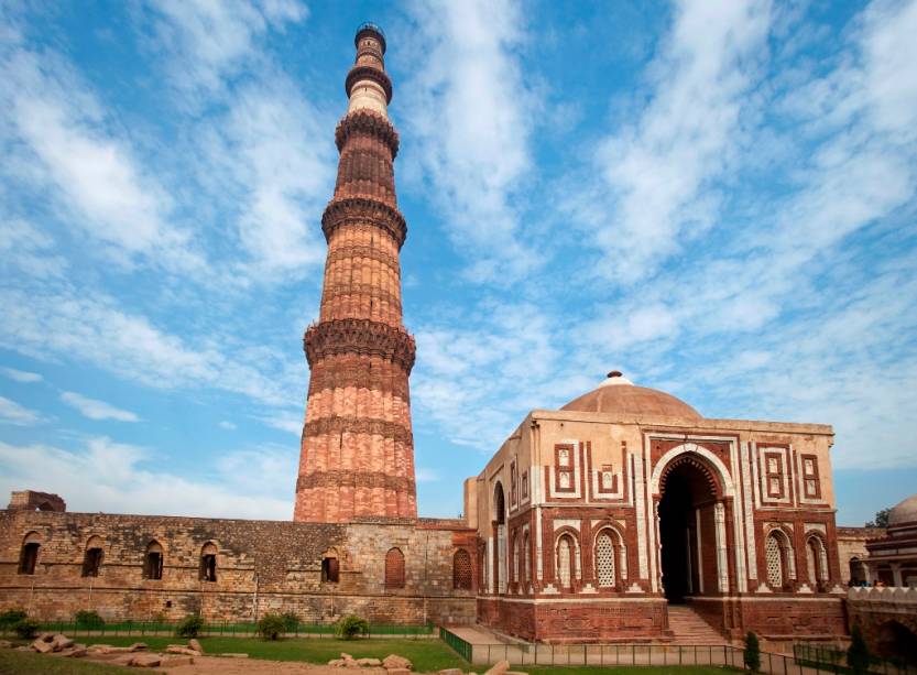 Com uma altura de 72 metros, Qutub Minar é o minarete mais alto da Índia.  Foi construído no século 13 e declarado Patrimônio Mundial da UNESCO em 1993