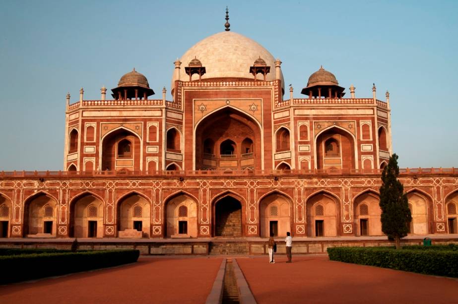 A tumba do imperador Mughal Humayun em Nova Delhi lançou as bases para as linhas arquitetônicas de mausoléus como o Taj Mahal em Agra