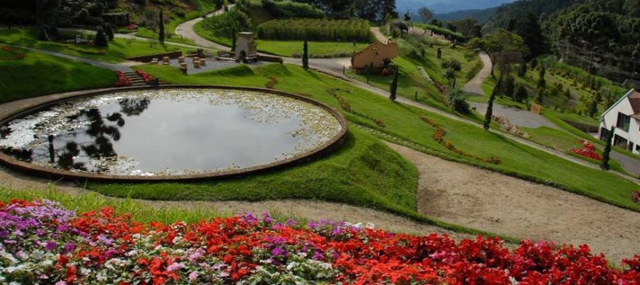Os jardins do Parque Amantikir são bem cuidados e oferecem um agradável passeio pela natureza.