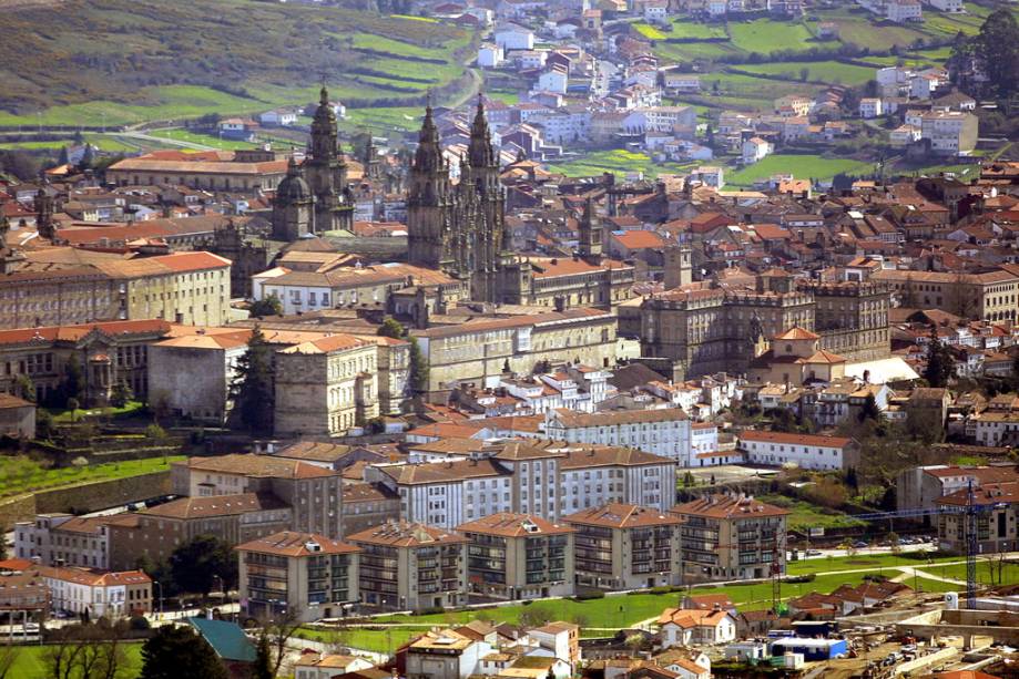 Segundo a tradição, o corpo do apóstolo Tiago foi secretamente enterrado na cidade, colocando Santiago de Compostela no mapa de milhares de peregrinos