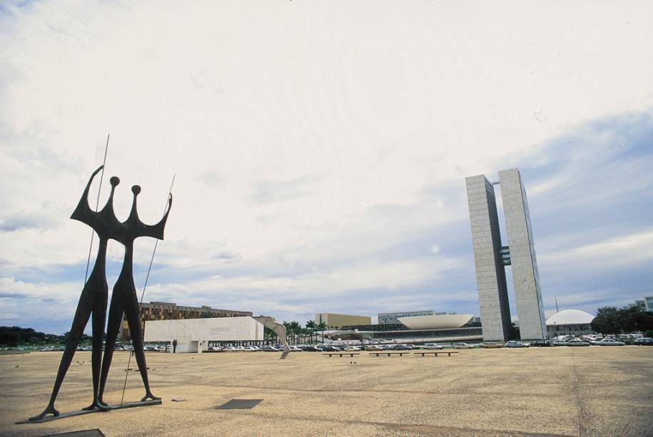 monumento "os guerreiros" e Congresso Nacional na Praça dos Três Poderes