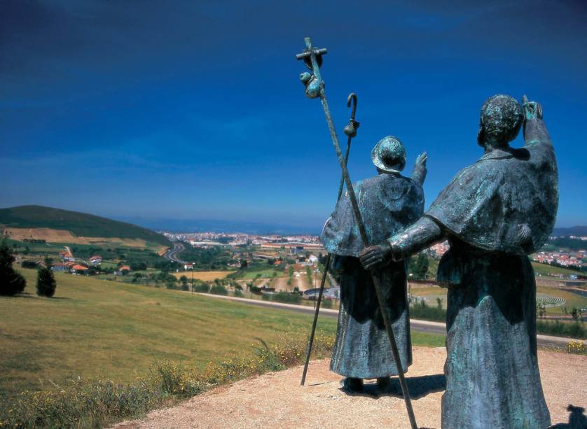 O monumento Monte del Gozo, na província de La Coruna, homenageia os peregrinos que passam pelo local