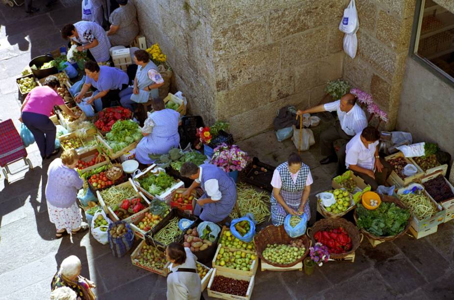 Vegetais, frutas e flores são vendidos na feira ao ar livre de Santiago de Compostela