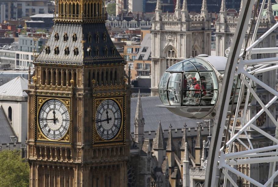Vista da torre do relógio do Parlamento Britânico com a London Eye em primeiro plano