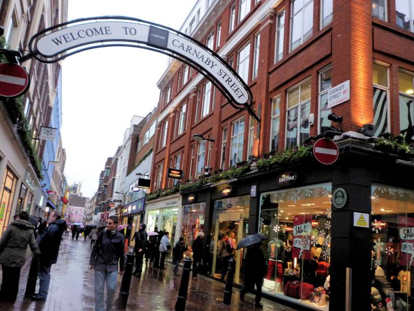 Carnaby Street é um dos principais centros comerciais de Londres.  Várias empresas ditaram moda e fantasias nas últimas décadas