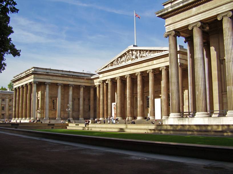 O Museu Britânico tem uma grande coleção de artefatos e artefatos arqueológicos e históricos