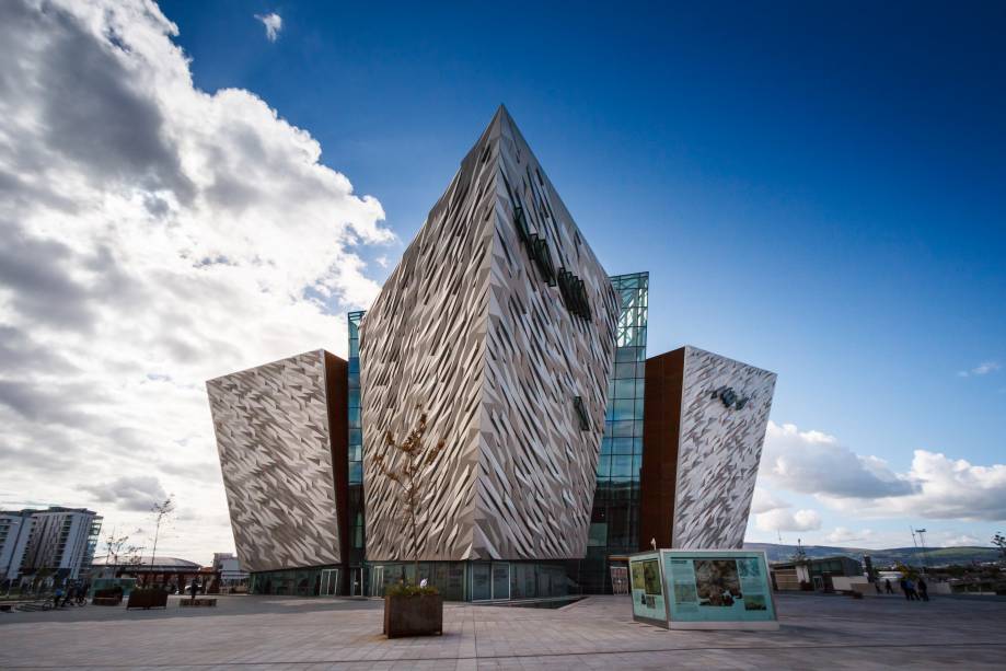 Inaugurado em 2012, o Titanic Belfast Museum conta a história da construção e do naufrágio de um dos navios mais famosos do mundo.  Mais de 1.500 pessoas morreram no acidente do iceberg de 1912