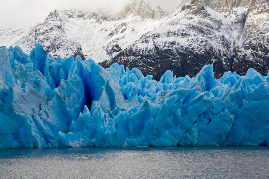 O Glaciar Grey, com cerca de 30 quilômetros de extensão, faz parte do Campo de Gelo da Patagônia Meridional, uma das maiores concentrações de geleiras fora dos pólos da Terra.  Vista do céu, a formação lembra um urso polar gigante avançando sobre um corpo de água.  No entanto, a geleira está em um processo de recuo rápido e libera blocos azuis gigantes acima da água do Lago Grey.
