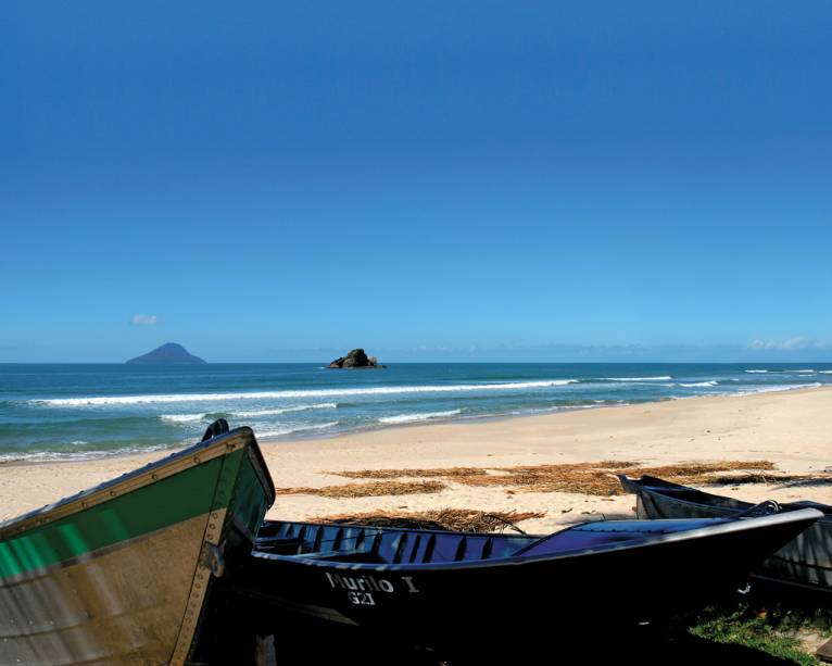 Barcos pesqueiros na Praia de Juquehy em São Sebastião, ideais para famílias