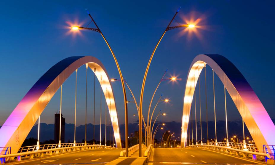 Bucareste continua se modernizando: a ponte Basarab foi inaugurada em 2011 e hoje é um ponto turístico por suas linhas modernas.  Além do tráfego intenso, a ponte sobre o rio Dâmbovița suporta uma linha férrea.