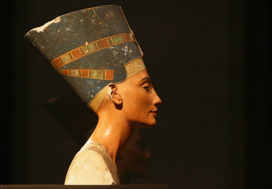 O busto de Nefertiti está localizado no Museu Egípcio de Berlim, no prédio do Museu Neues