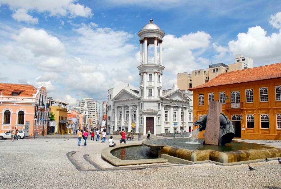 O centro histórico de Curitiba possui igrejas antigas, centros culturais, museus, galerias de arte e bares e restaurantes próximos