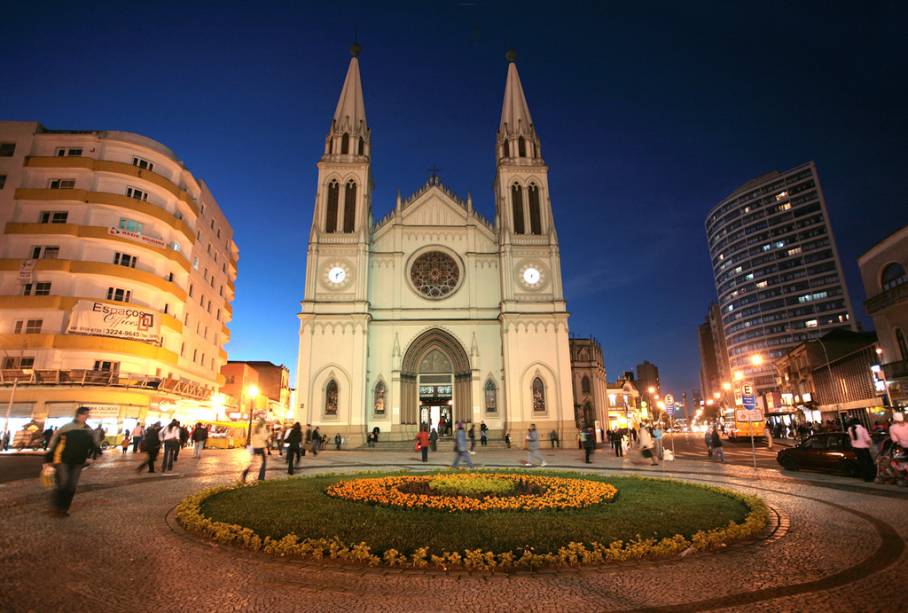 Basílica da pequena catedral no centro histórico de Curitiba