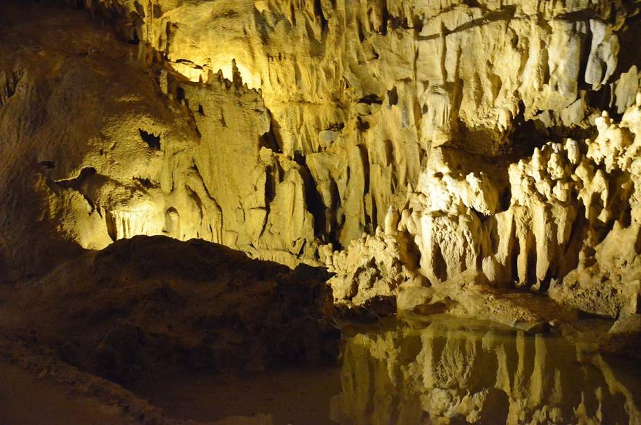 Formações de calcário subterrâneo alinham um rio;  A visita pode ser feita a partir de Lourdes