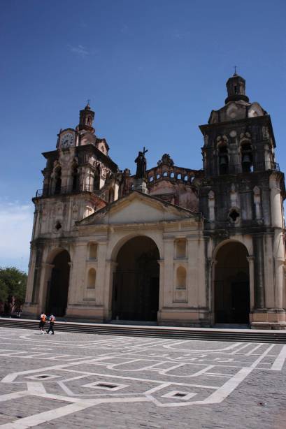A Catedral de Córdoba, inaugurada no século 18, durou quase 200 anos.  O edifício é uma mistura de estilos: a fachada é neoclássica, a cúpula é românica e as torres são barrocas