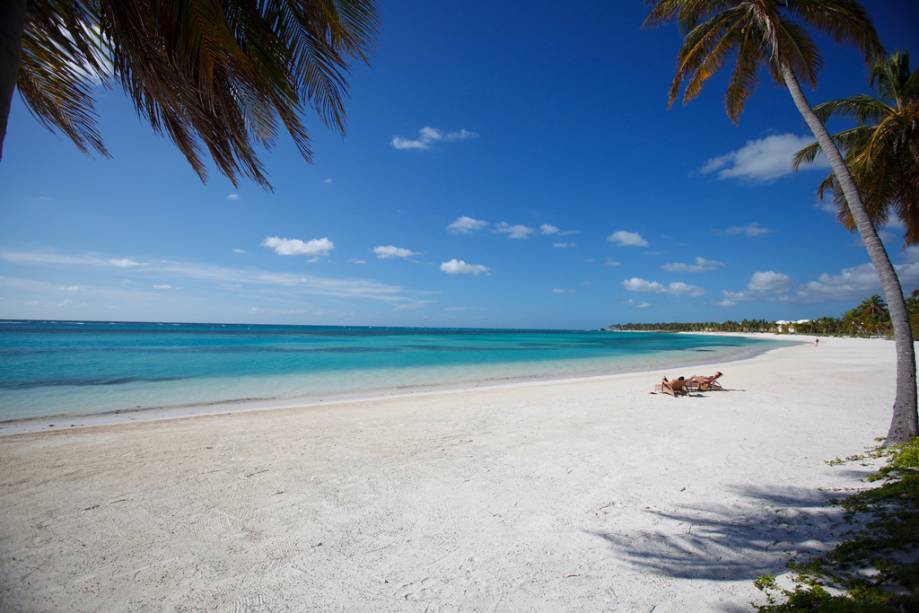 Punta Cana é tudo o que o turista deseja quando viaja para o Caribe: um mar azul, areia branca, muito sol e sombra de palmeiras.