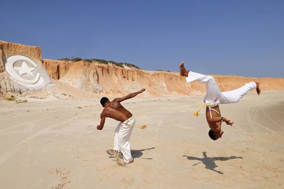 Capoeiristas na praia de Canoa Quebrada (CE)
