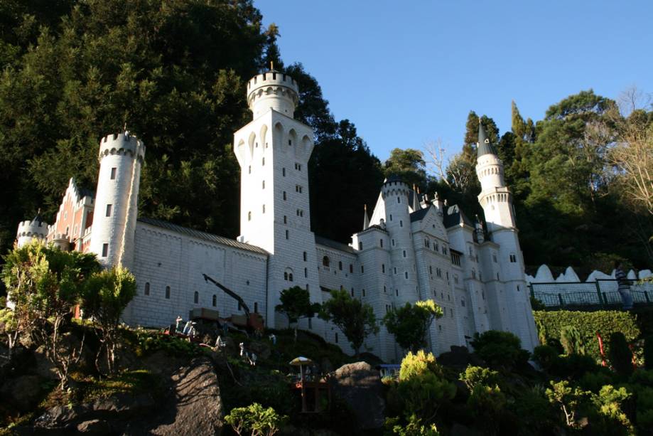 Miniatura do castelo alemão Neushwanstein em Füssen no mini mundo