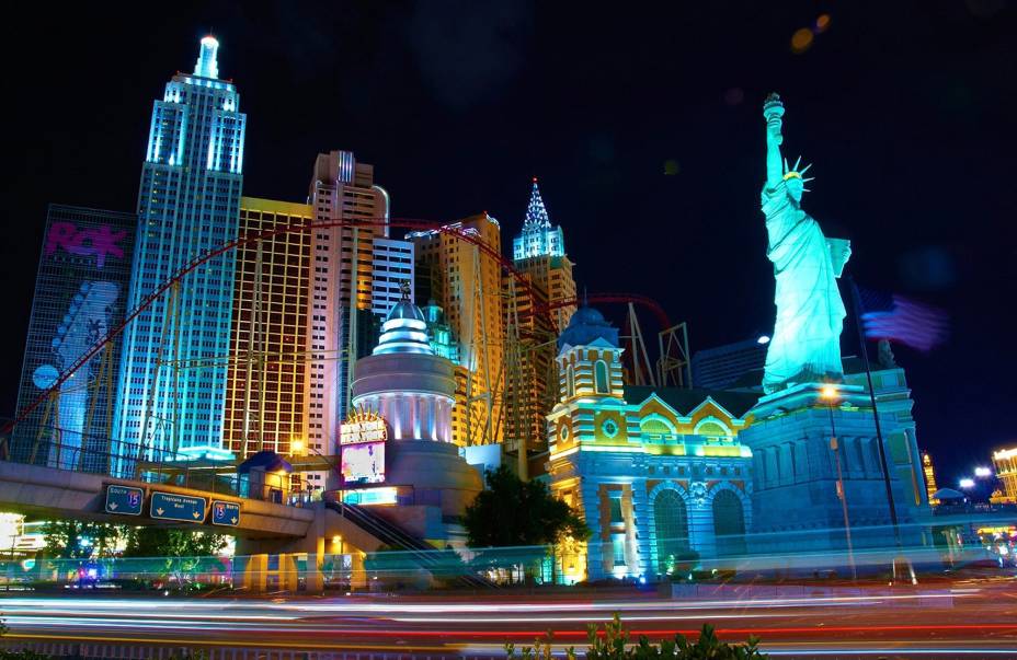 Las Vegas é uma cidade de entretenimento com muitos hotéis, cassinos, calçados, restaurantes e muito mais
