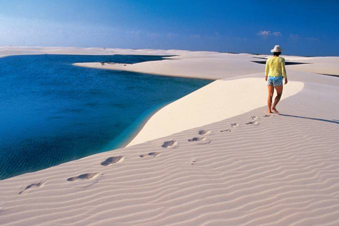 Apesar dos ventos fortes, a areia batida facilita a caminhada nas dunas dos Lençóis Maranhenses