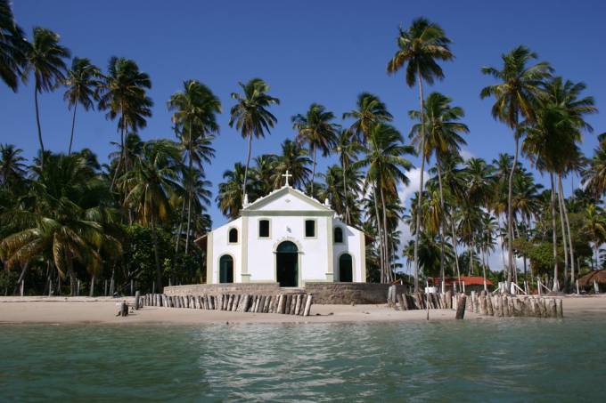 A Igreja de São Benedito dá à bela Praia dos Carneiros um clima bucólico que só pode ser alcançado por estradas de terra e terrenos particulares