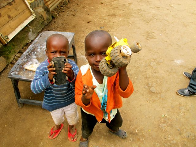 Crianças em Kibera com carrinhos de brinquedo