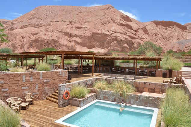 A piscina do hotel Alto Atacama é super charmosa