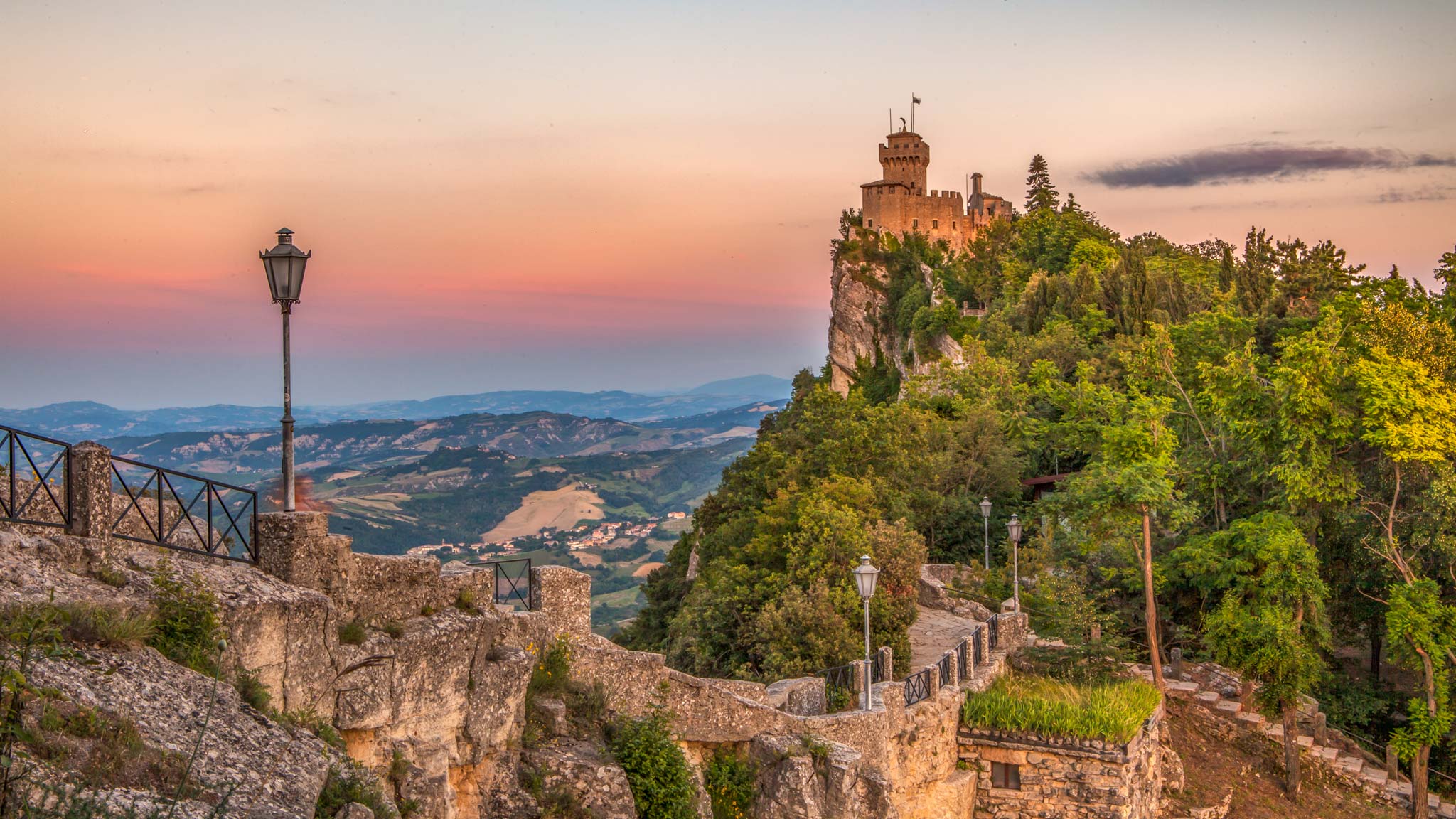 Uma das torres de San Marino ao pôr do sol