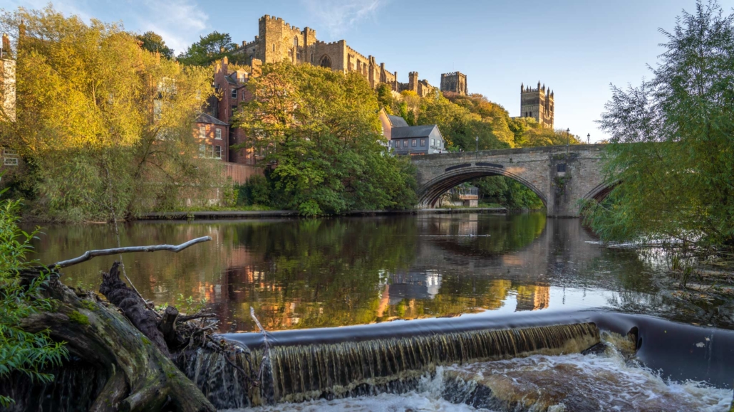 Castelo de Durham visto da margem do rio 