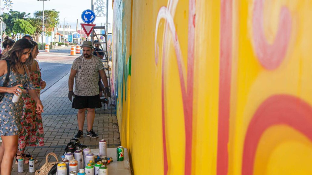 Uma oficina de arte de rua com tinta spray em San Nicolas Aruba