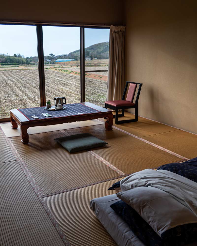 Um quarto tradicional japonês com um futon no chão