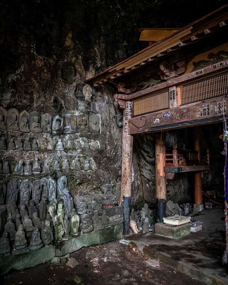 Dentro do templo da caverna do hotel, onde muitas estátuas ficam