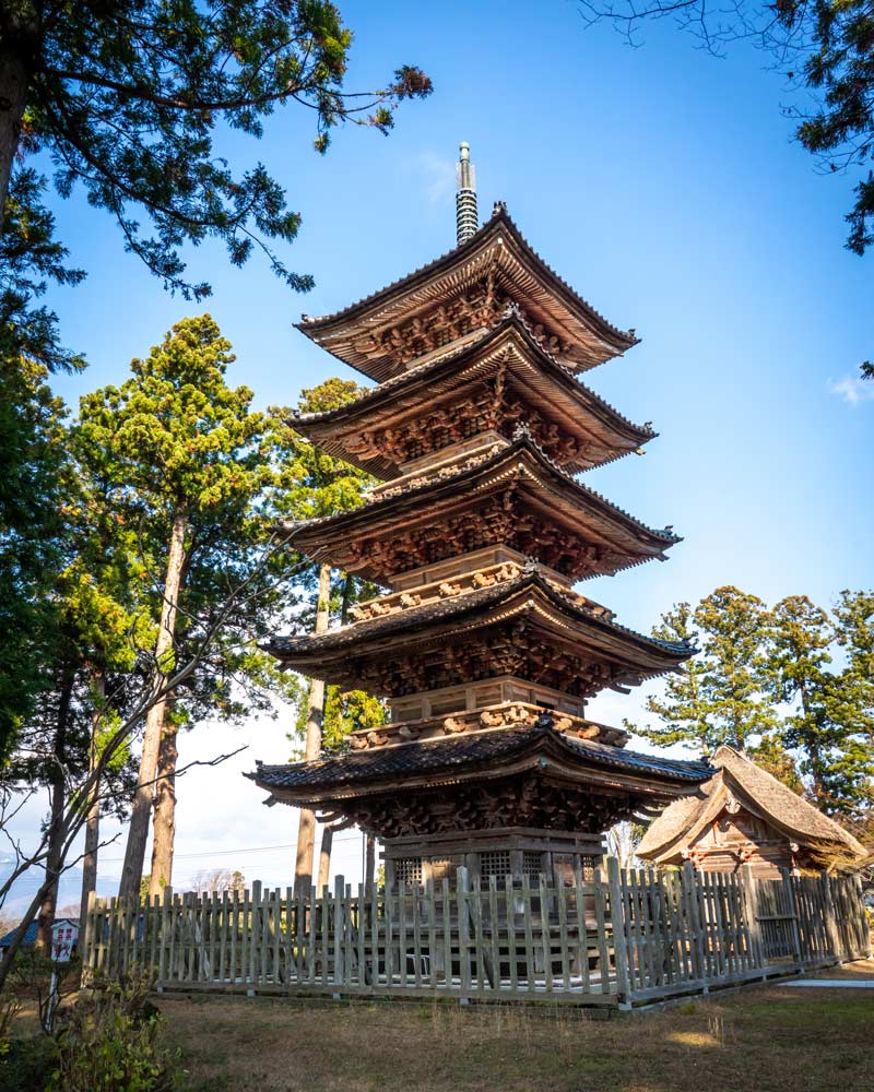 Um pagode vermelho de cinco níveis na ilha de Sado