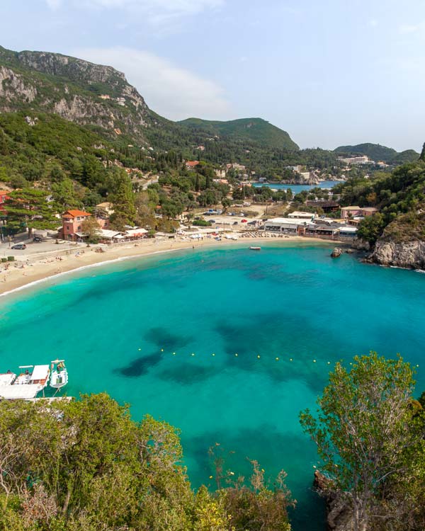 Uma bela baía azul e verde em Corfu