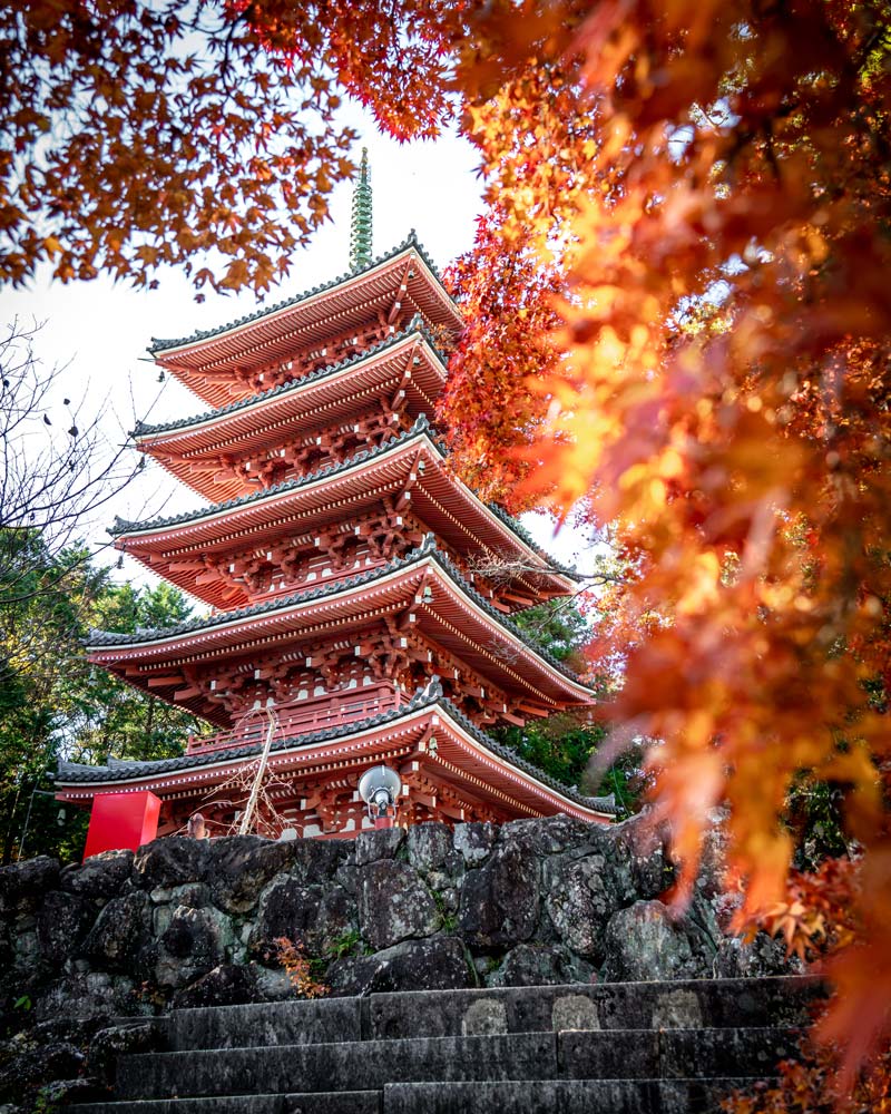 Um belo templo pagode vermelho, parte da Peregrinação Shikoku através de Kochi