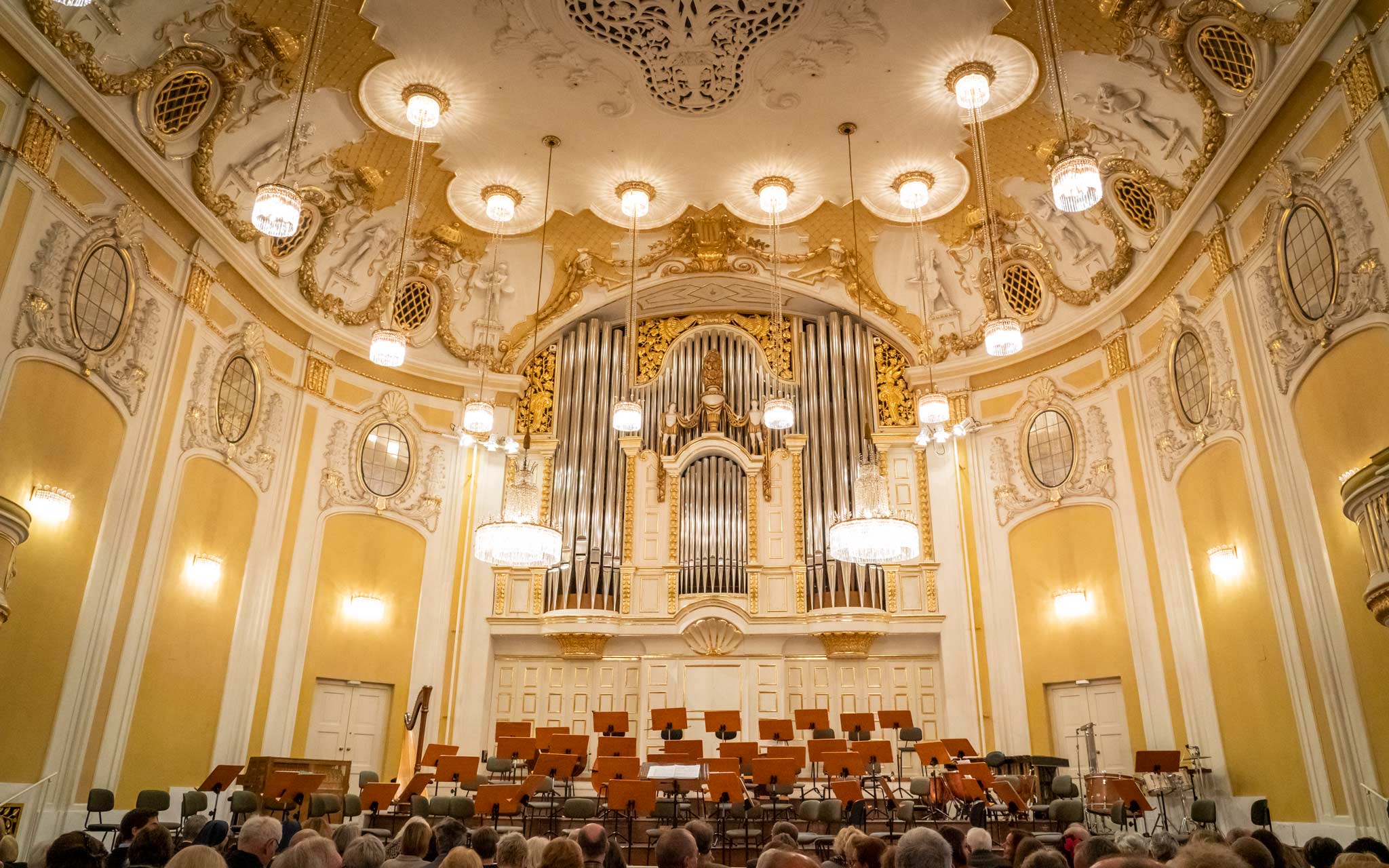 A bela decoração dourada do Großer Saal na Fundação Mozart 