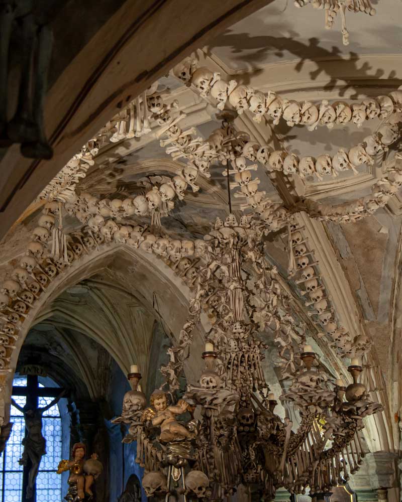 Um lustre feito de ossos na Capela de Kutna hora