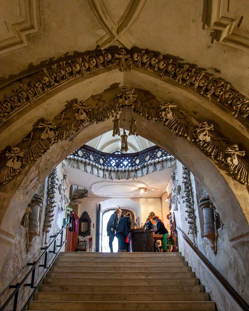 A escada de entrada para a Capela dos Ossos