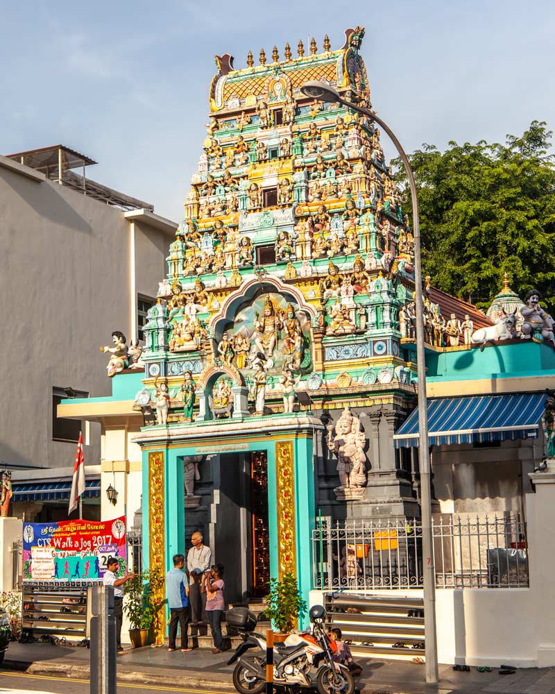 Templo hindu com esculturas coloridas ornamentadas em Cingapura